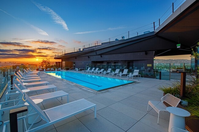 Foto del edificio - 6401 Wilshire Blvd