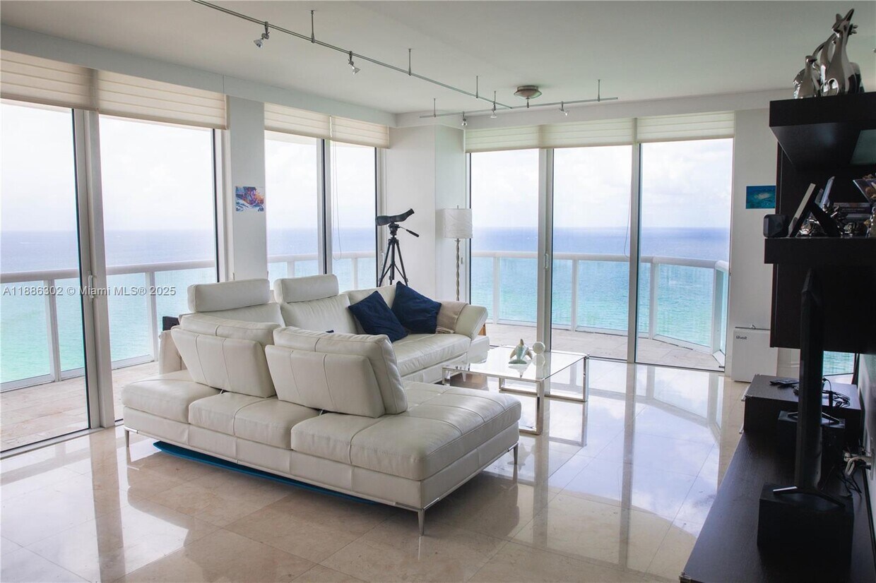 Foto principal - 6365 Collins Ave