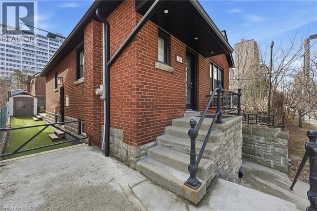 Building Photo - 129 Jackson St W