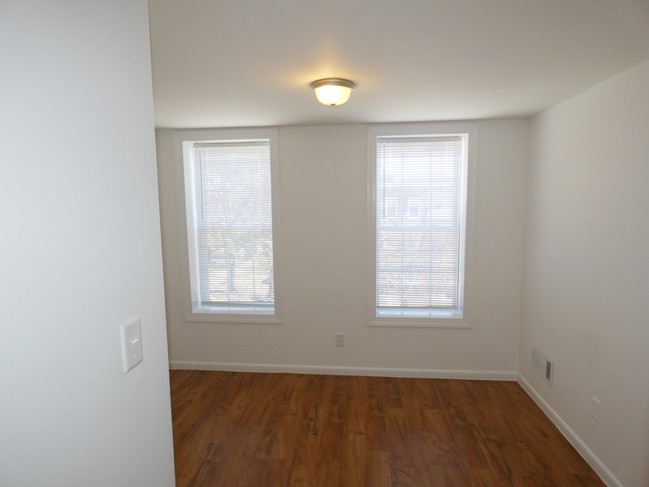 Building Photo - 920 N Eden St