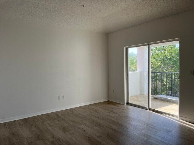 Building Photo - 5024 Lantana Rd