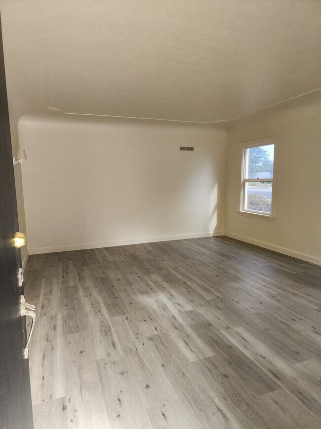 Foto del edificio - Country Home Between Empire and Waterford-  3 Bedroom 1 Bathroom With Central Heat And Air