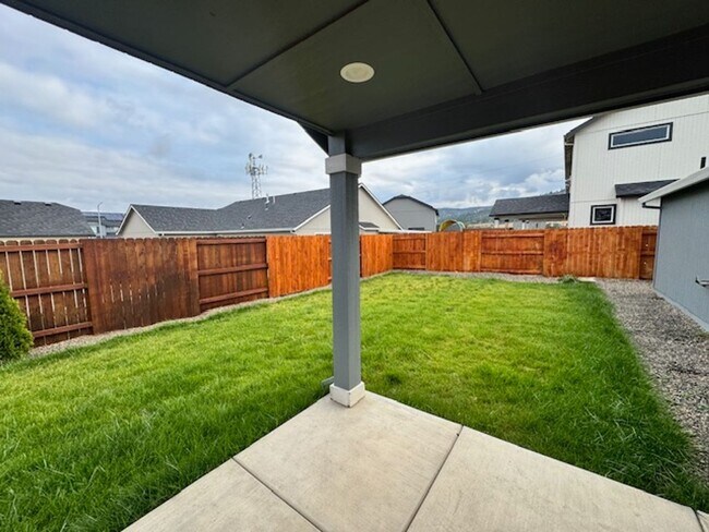Building Photo - LIGHT FILLED OPEN LAYOUT SINGLE LEVEL HOME