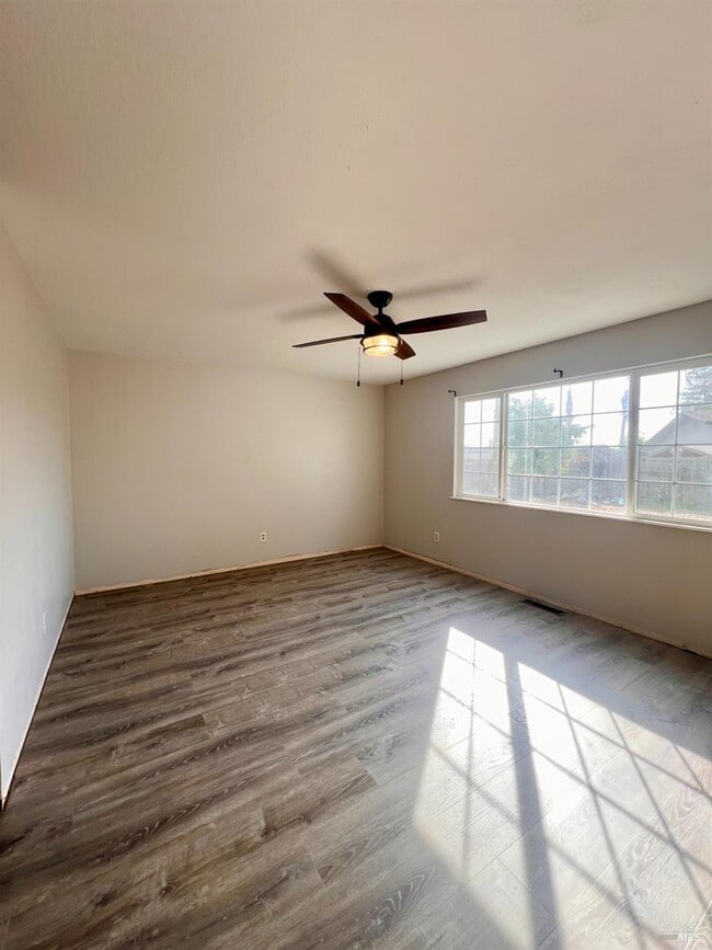 Building Photo - 1569 Golf Course Dr