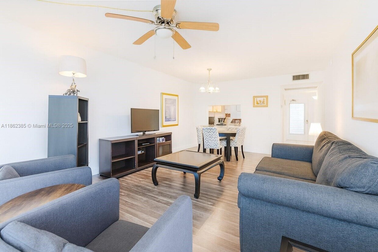 Foto principal - 9330 Lagoon Pl