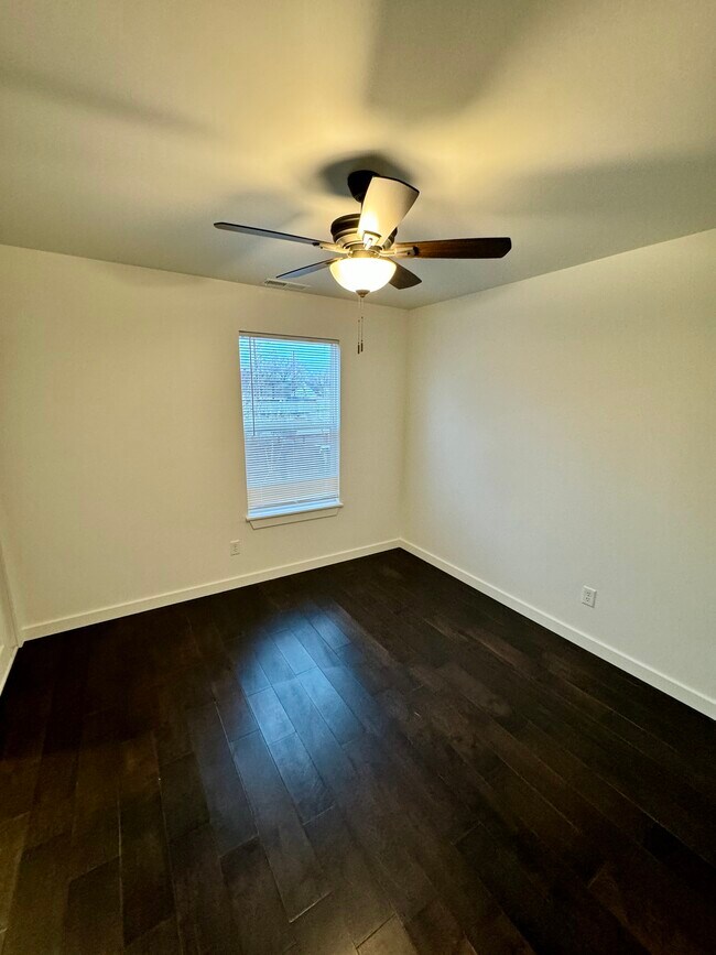 Building Photo - 1119 Woodlawn B - 1 Bed/1 Bath- All New