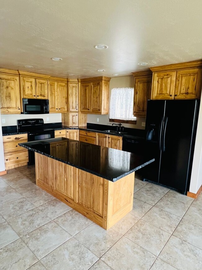 Building Photo - Walk to the lake, Beautiful Huntsville hom...