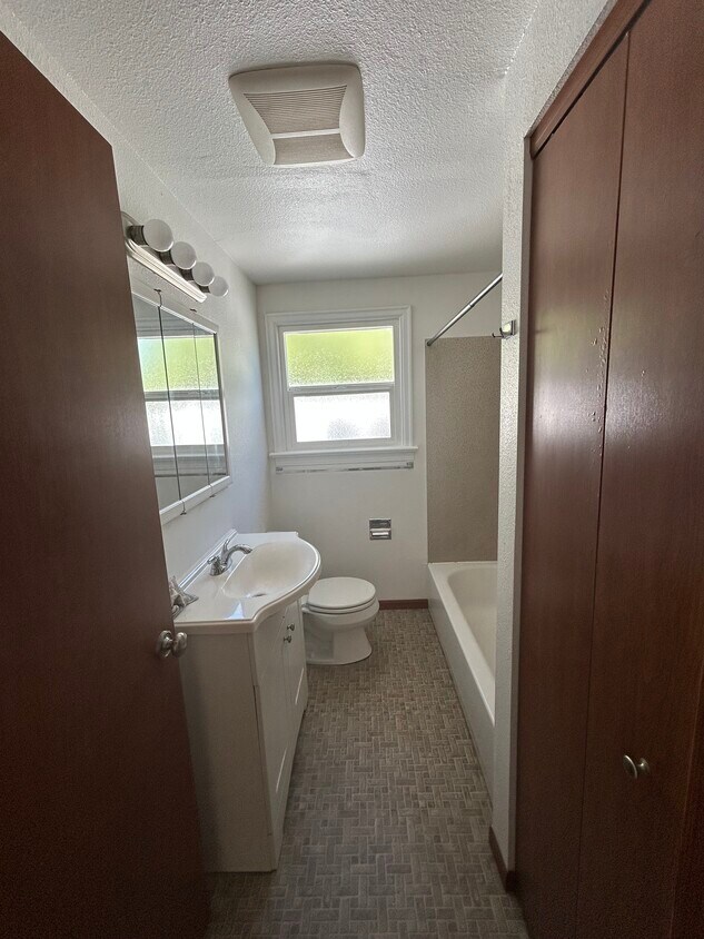 Foto del edificio - 9836 Whitman Ave SW