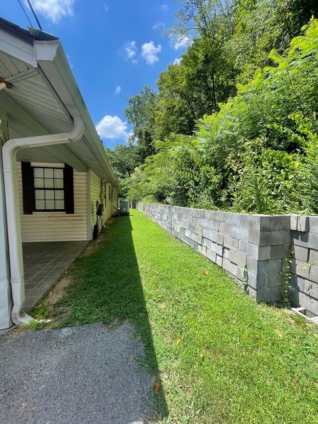 Building Photo - Walking Distance to the Parkway!