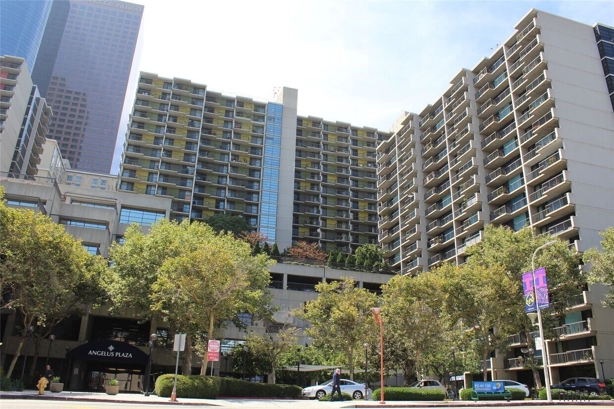 Foto principal - 255 S Hill St