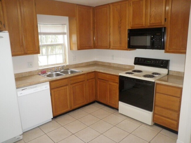 Building Photo - SPECIOUS 2nd FLOOR CORNER UNIT w/ 2 FULL S...