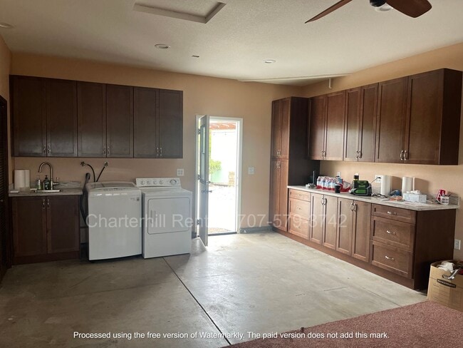 Building Photo - Lovely home on large lot down a private la...