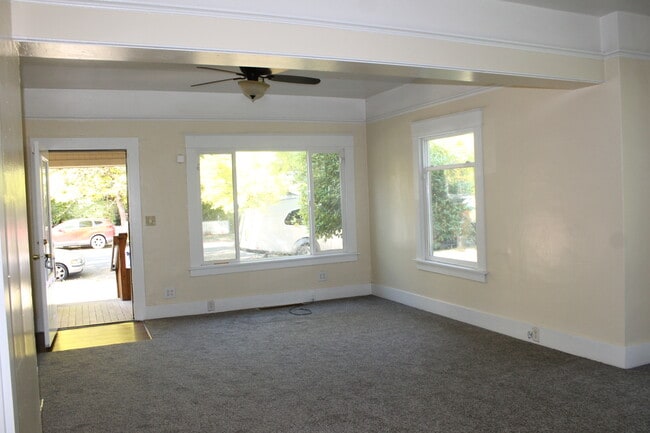 Entry - 4315 Yakima Ave