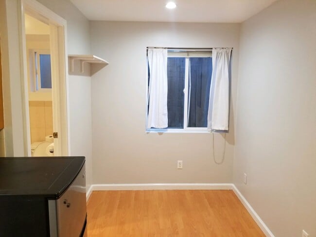 Building Photo - Remodeled 1BR/1BA garden apartment in Cent...