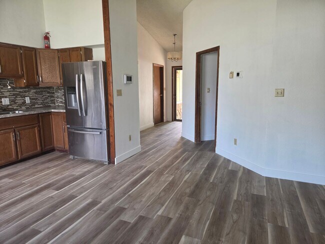Foto del edificio - Updated 3 bedroom, 2 bath home - New flooring and paint!