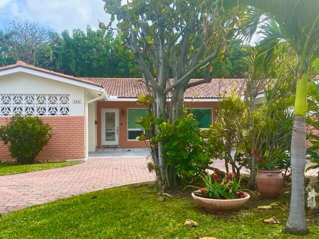 Primary Photo - 266 NE Wavecrest Way