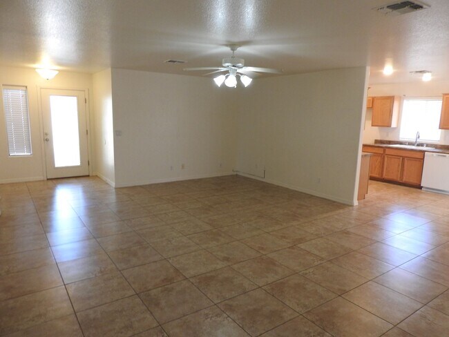 Foto del edificio - 3 Bedroom with large yard