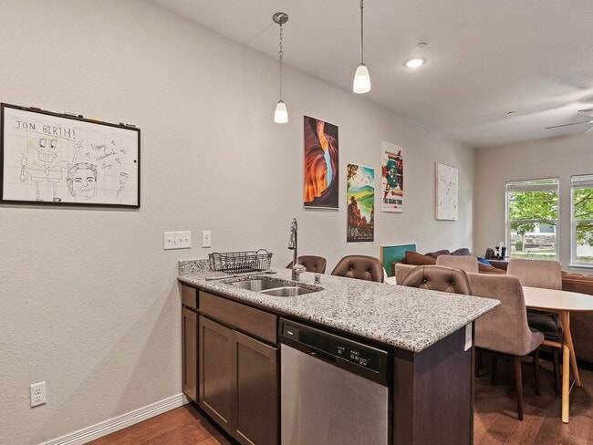 Foto del edificio - Beautiful 3 Bed, 3 1/2 Bath Townhome in We...