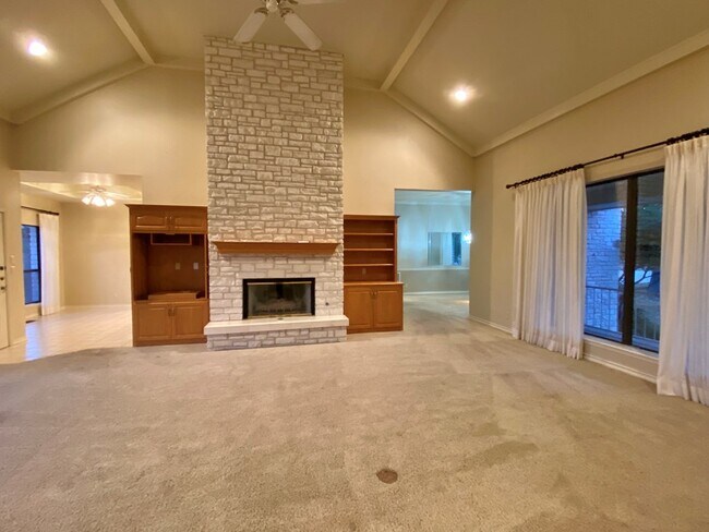 Building Photo - 409 Spring Mill Dr