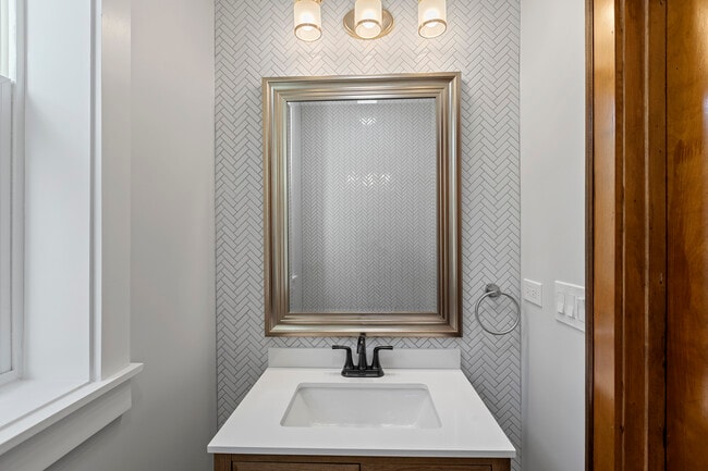 Foto del edificio - 5851 N Virginia Ave