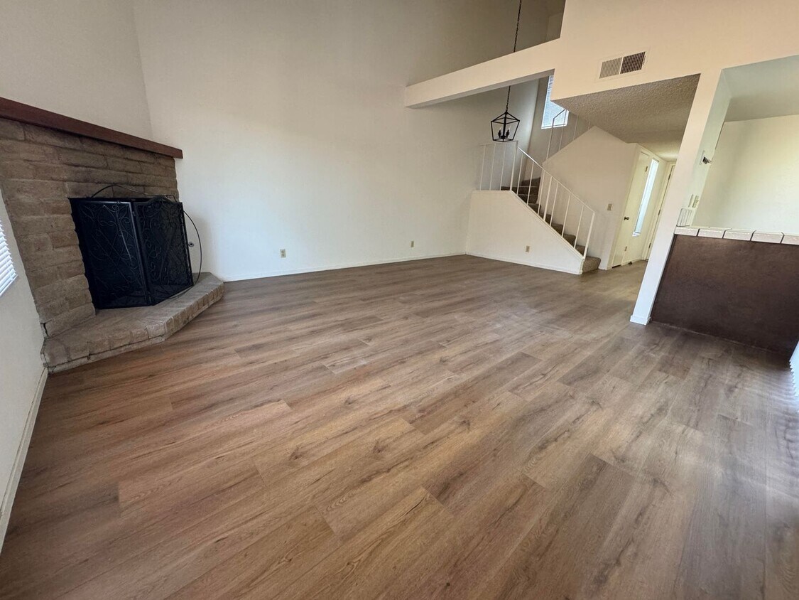 Primary Photo - 2 bedrooms, 1.5 baths - Condominium in Qua...