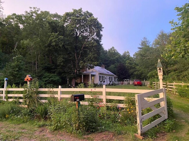 Building Photo - Cottage style home in Goshen