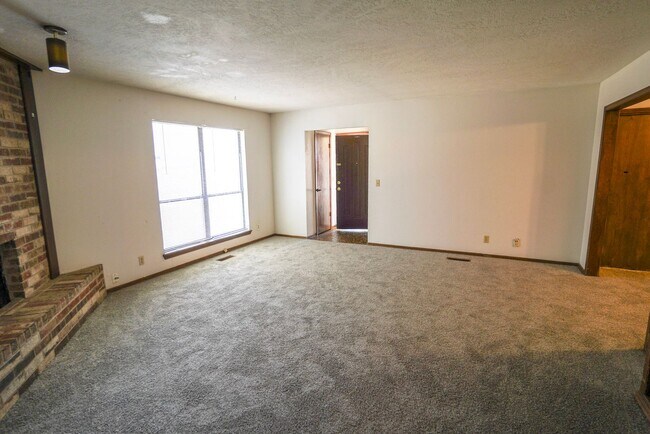 Foto del edificio - 6004-6006 Bonnie Dr