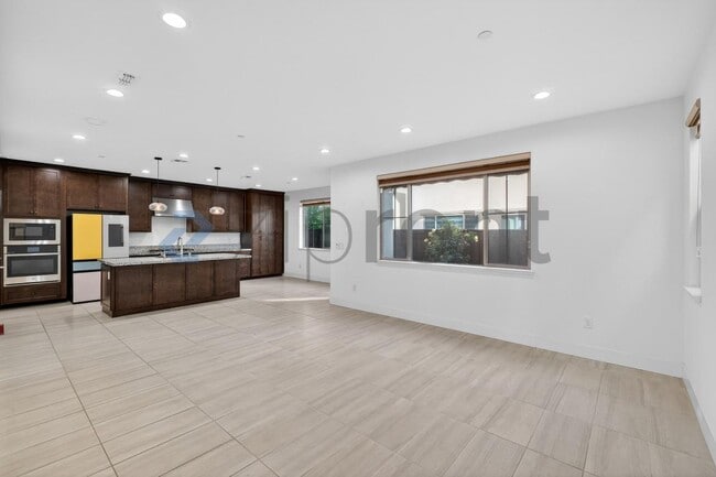 Building Photo - Unit