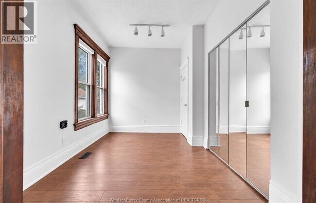 Building Photo - 231 Gladstone Ave