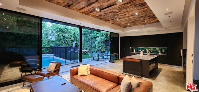 Building Photo - 546 Westbourne Dr