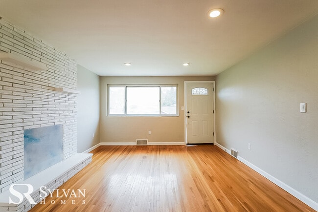 Building Photo - Your dream home awaits! Lovely 4BR, 2BA home