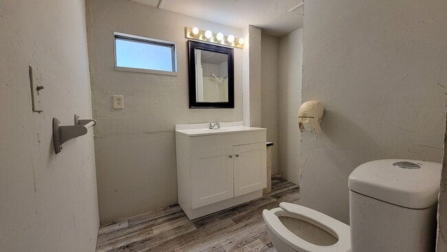 Foto del edificio - 2 Bed | 1 1/2 Bath | Fenced & Gated 1/4 Acre of land