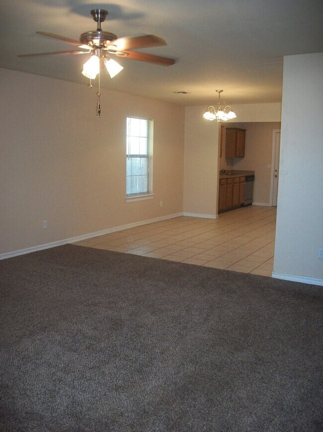 Foto del edificio - 3 Bed 2 Bath 2 Car Garage in College Park ...