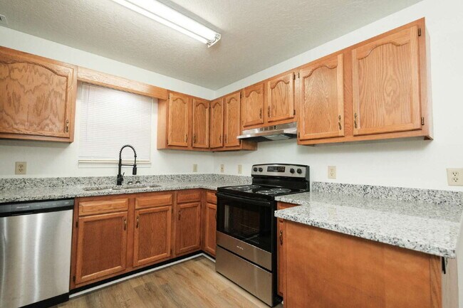 Building Photo - Beautiful 2 Bedroom, 1 Bath Townhome – Bradley Hills Apartments (Unit C1)
