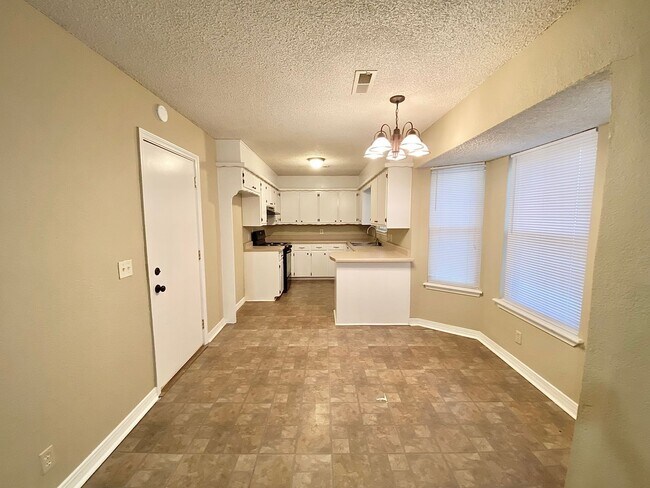 Building Photo - Darling Ranch Home with Convenient Locatio...