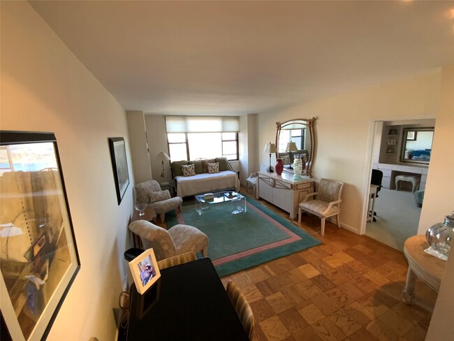 Foto del edificio - 270-10 Grand Central Pkwy