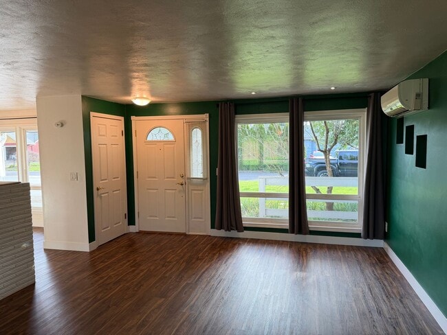 Building Photo - Beautifully updated 2 bedroom, 1.5 bath house in Eugene!
