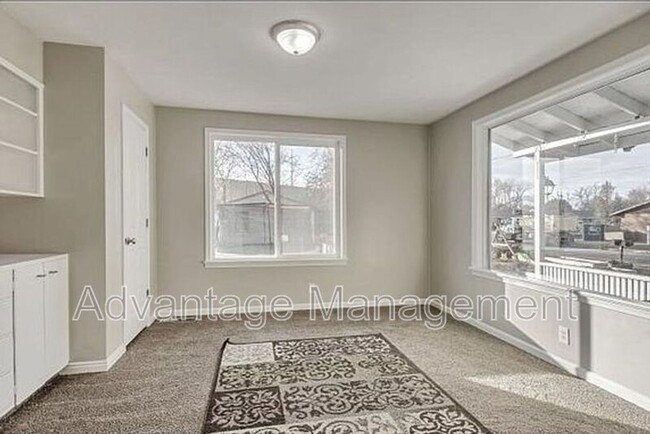 Building Photo - Comfy and Large Provo Home!