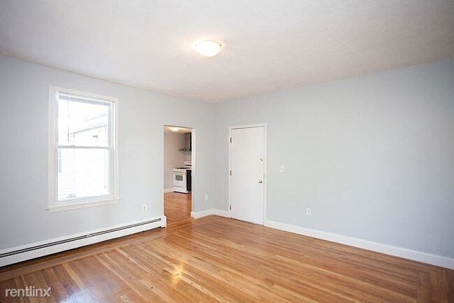 Building Photo - 3 br, 1 bath  - 15 Munroe St # 1