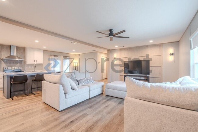 Building Photo - 1202 Longleaf Pne St