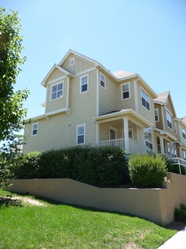 Building Photo - 2 Bed Highlands Townhome