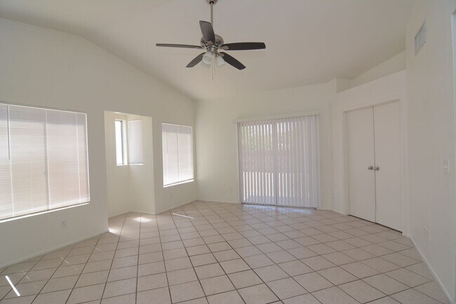 Building Photo - Updated 3  Bedroom 2 Bath Home! Located in Convenient South Tucson Location!