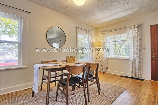 Foto del edificio - 3 Bed, 2 Bath Home Near McMenamins Kennedy School in NE Portland