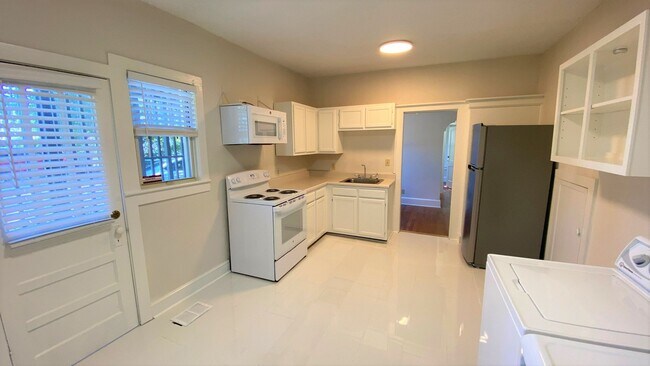 Building Photo - Heart of Midtown Historic Home 4/2 w/ Hard...