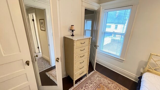 apto 4 - 585 W Ferry St
