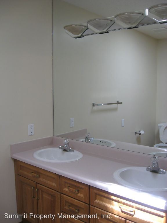 Building Photo - 801 Spartan Dr