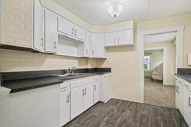 Building Photo - Spacious 3 Bed, 2 Bath Home with 1-Car Garage Near Downtown Kansas City