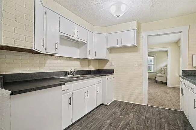 Foto del edificio - Spacious 3 Bed, 2 Bath Home with 1-Car Garage Near Downtown Kansas City