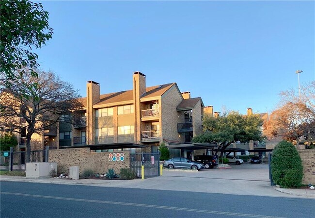 Foto del edificio - 8888 Tallwood Dr