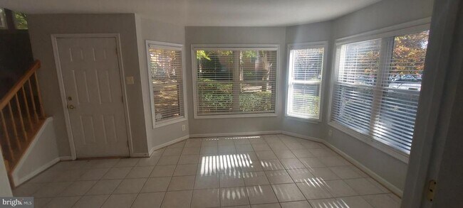 Foto del edificio - 10210 Sherman Heights Pl